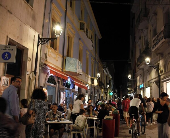 Outdoor dining - Casa Bonaria, ideal apartment for visiting all of Sardinia (Terralba)