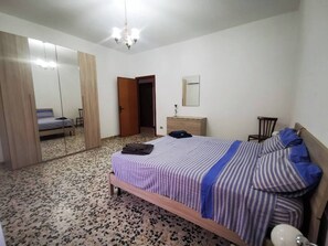 3 bedrooms, iron/ironing board, internet, bed sheets - Casa Bonaria, ideal apartment for visiting all of Sardinia (Terralba)