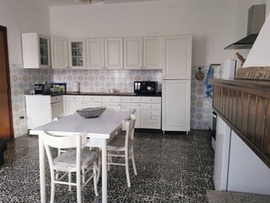 Microwave, oven, stovetop - Casa Bonaria, ideal apartment for visiting all of Sardinia (Terralba)