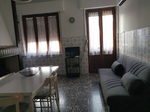 TV - Casa Bonaria, ideal apartment for visiting all of Sardinia (Terralba)