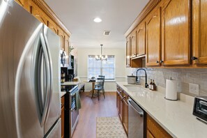 Mikrobølgeovn, ovn, kokeplater og oppvaskmaskin