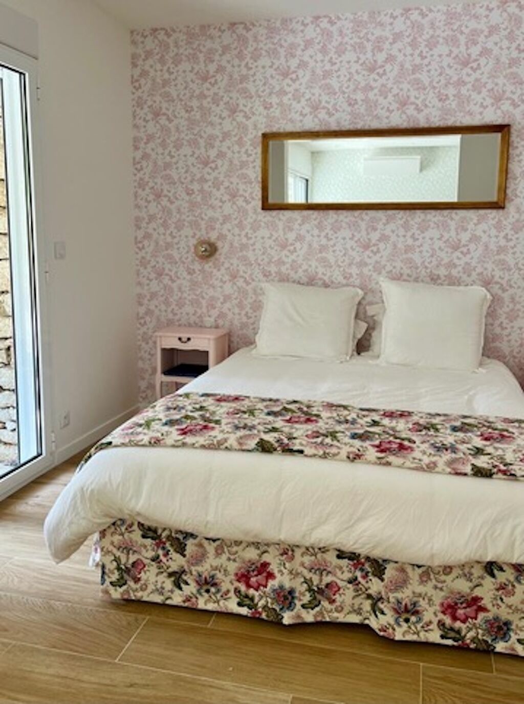 Een strijkplank/strijkijzer, internet, beddengoed