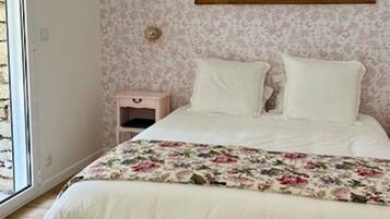 Een strijkplank/strijkijzer, internet, beddengoed