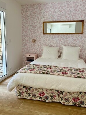 Een strijkplank/strijkijzer, internet, beddengoed