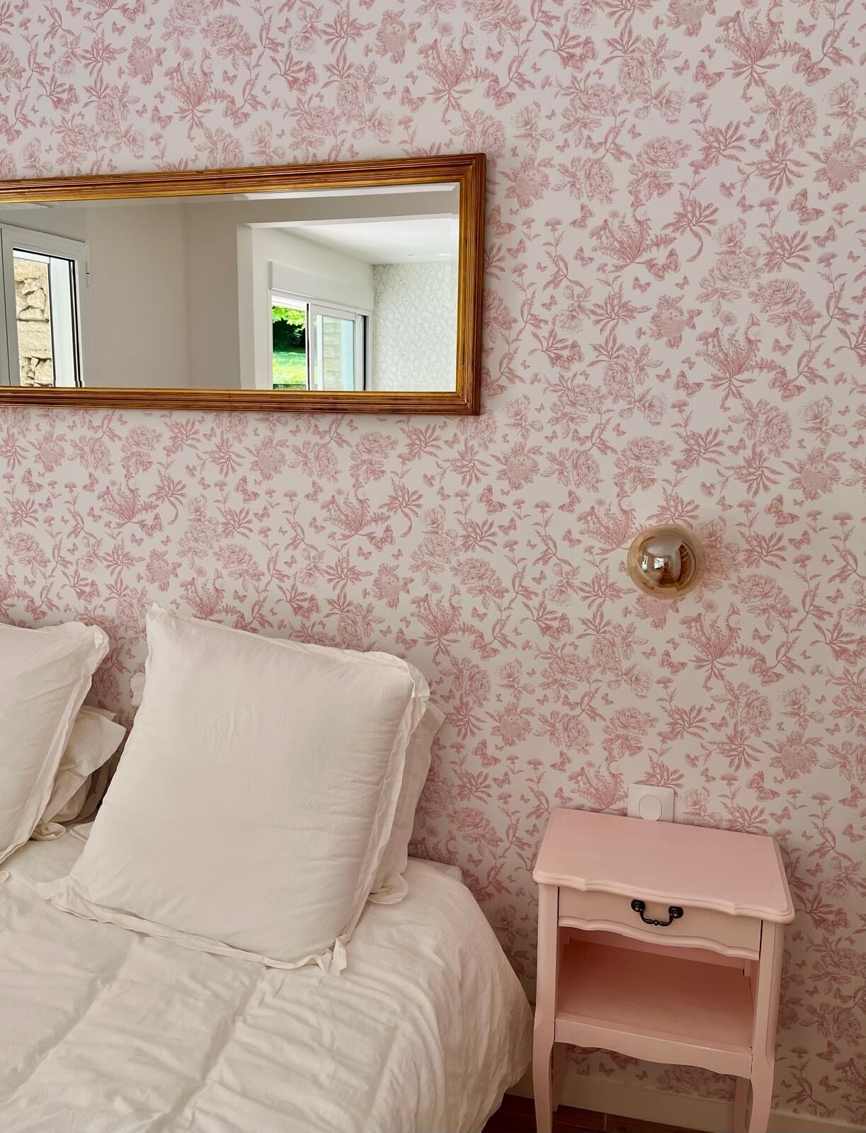 Een strijkplank/strijkijzer, internet, beddengoed