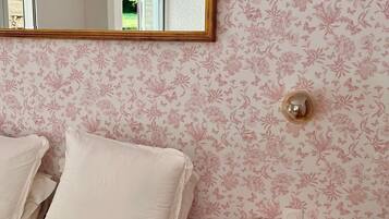 Een strijkplank/strijkijzer, internet, beddengoed