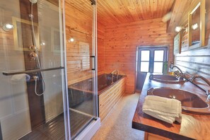 Shower, hair dryer, towels, soap - Private estate with swimming pool, garden & open spaces - Up to 12 guests (Bréville)
