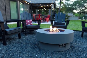 Outdoor dining - Aggieland: Bar Lounge+Fire Pit+Backyard Haven (Bryan)