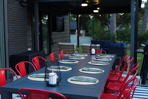 Outdoor dining - Aggieland: Bar Lounge+Fire Pit+Backyard Haven (Bryan)