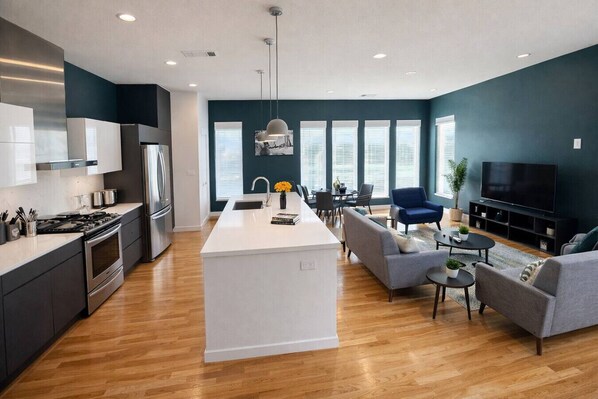 Interior - Trendy 3BR I Parking I Workspace (Dallas)