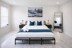 3 bedrooms, iron/ironing board, WiFi, bed sheets - Trendy 3BR I Parking I Workspace (Dallas)