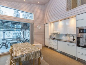 Fridge, microwave, dishwasher, cookware/dishes/utensils - Villa vesla by Interhome (Kuusamo)