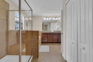 Shower, hair dryer, towels - "All Things Magic” at Champions Gate Resort (Four Corners)