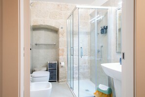 Douche, articles de toilette écologiques, sèche-cheveux, bidet