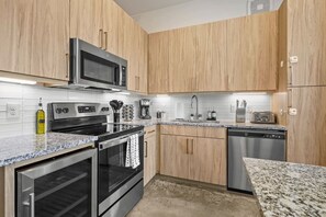 Een koelkast, een magnetron, een oven, een kookplaat