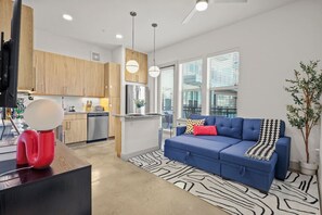 Een televisie en een tafeltennistafel