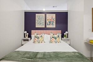 Schreibtisch, Bügeleisen/Bügelbrett, Reisekinderbett, WLAN