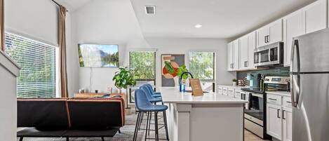 Réfrigérateur, micro-ondes, four, plaque de cuisson