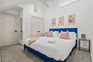 デスク、アイロン / アイロン台、WiFi、ベッドシーツ