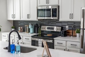 冷蔵庫、電子レンジ、オーブン、コンロ