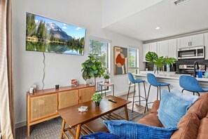 TV - Modern King Loft | Oak Lawn + DT + Hospitals (Dallas)