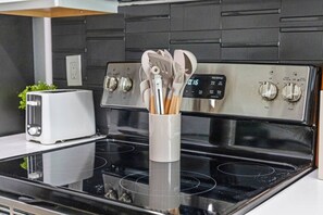 Fridge, microwave, oven, stovetop - Loft w/King Bed +  Parking | Prime Oak Lawn + DT (Dallas)