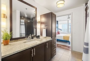 Desk, iron/ironing board, travel cot, WiFi - King Bed + Stunning Downtown City Views +2br/2ba (Dallas)
