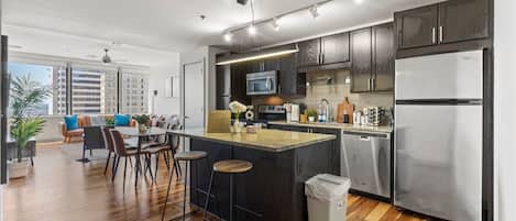 Kjøleskap, mikrobølgeovn, ovn og kokeplater