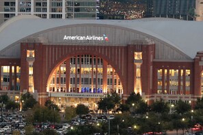 Exterior - 2BR Modern Stay • Walk to AA Center• Free Parking (Dallas)