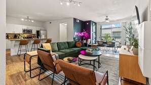 A modern apartment with a living area, kitchen, and dining space. - 2BR Modern Stay • Walk to AA Center• Free Parking (Dallas)