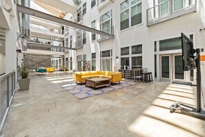 Outdoor dining - 2BR Modern Stay • Walk to AA Center• Free Parking (Dallas)