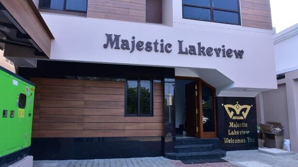 Rakennuksessa on kyltti, jossa lukee ”Majestic Lakeview”, ja sen alla on toinen kyltti, jossa on ystävällinen tervetuloteksti.