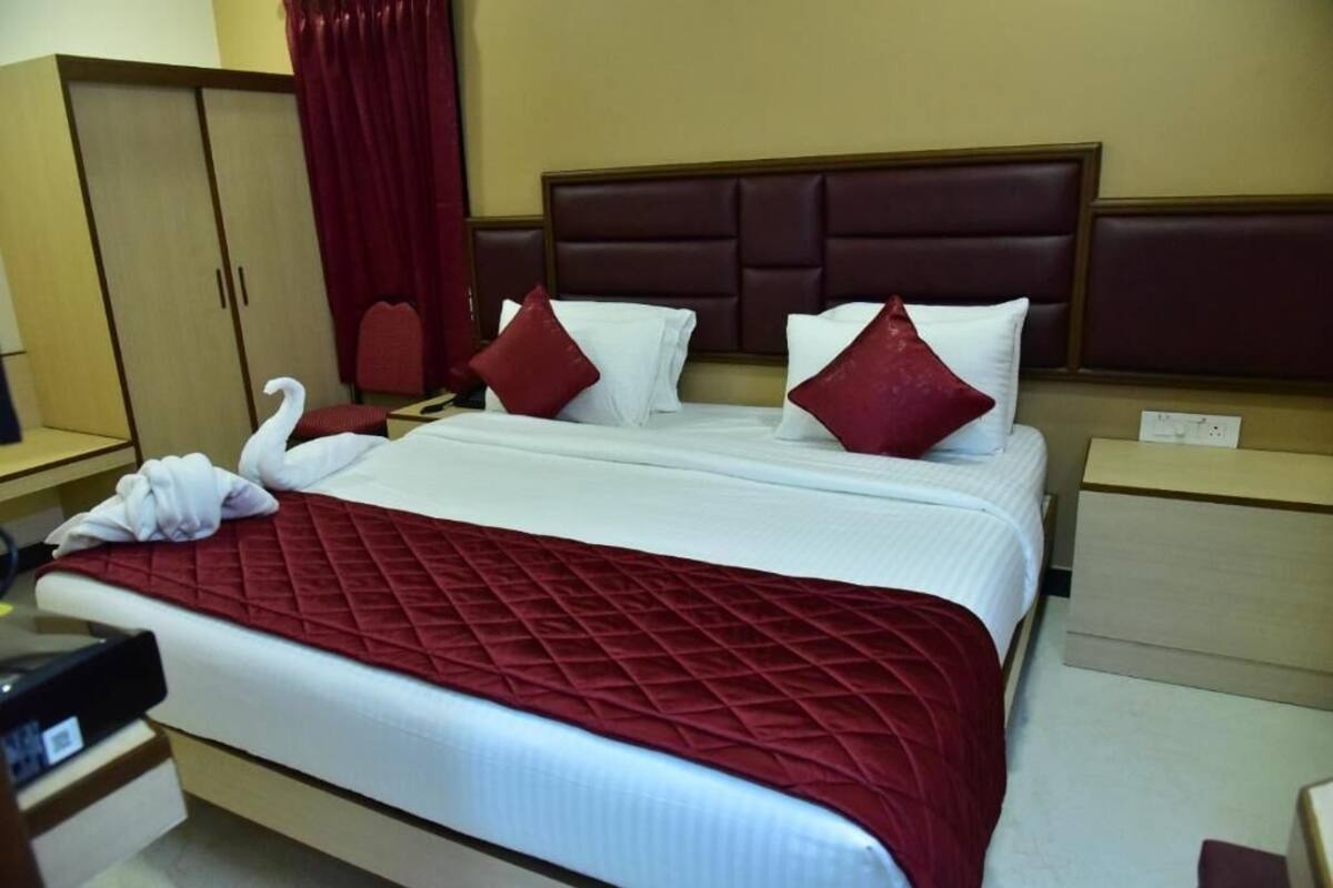 Une chambre d’hôtel avec un lit, une armoire et une table de chevet.