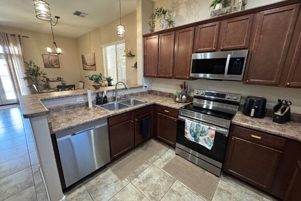 Microwave, oven, stovetop, dishwasher - Cute & Comfortable 3BR Getaway for Relaxed Stays (Prescott Valley)