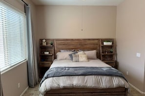 3 bedrooms, iron/ironing board, free WiFi, bed sheets - Cute & Comfortable 3BR Getaway for Relaxed Stays (Prescott Valley)