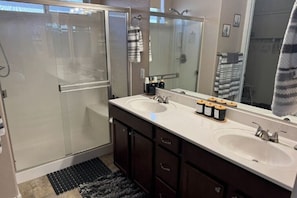 Shower, hair dryer, towels, soap - Cute & Comfortable 3BR Getaway for Relaxed Stays (Prescott Valley)
