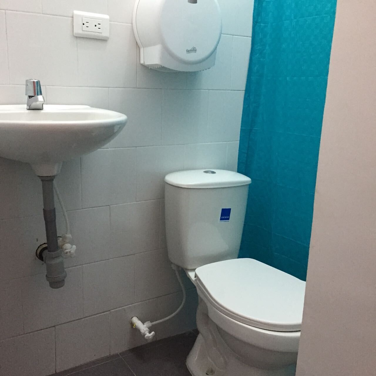 Ducha, toallas, jabón, papel higiénico