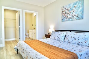 3 habitaciones, tabla de planchar con plancha y cuna de viaje 