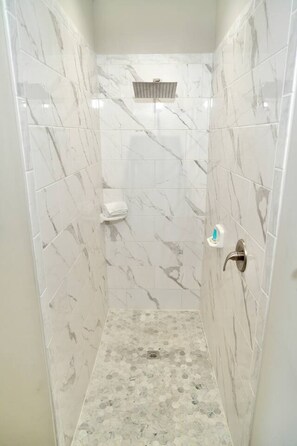 Douche, sèche-cheveux, serviettes fournies