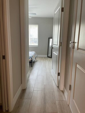 3 habitaciones, escritorio y tabla de planchar con plancha
