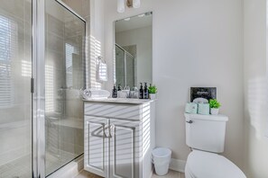 Bathroom - Luxe King 4BR Townhouse in Uptown CLT (Charlotte)