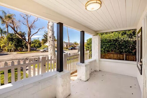 Charming 2-Bedroom Cottage Near City Hall