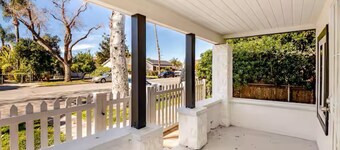 Charming 2-Bedroom Cottage Near City Hall