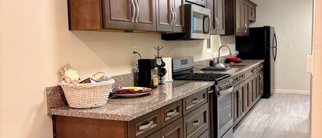 Frigorífico, microondas, horno y placa de cocina