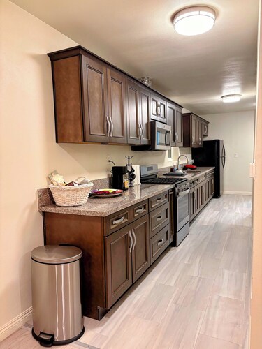 Charming 2-Bedroom Cottage Near City Hall