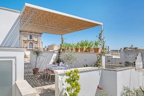 Outdoor dining - Boutique Palazzo 'Nardo' with Rooftop Gardens, full AC (Nardò)