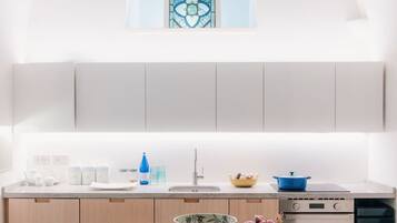 Een koelkast, een oven, een kookplaat, een vaatwasser