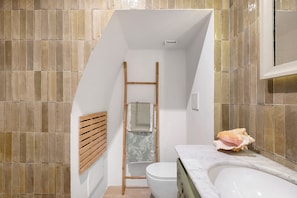 Douche, sèche-cheveux, serviettes fournies