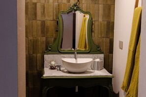 Douche, sèche-cheveux, serviettes fournies