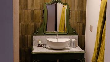 Ducha, secador de pelo y toallas